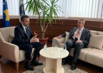 Ambasadori britanik takohet me Radoniqin, flasin për zgjedhjet dhe që procesi të përfundojë sa më shpejt