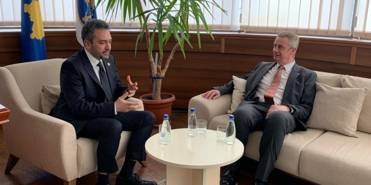 Ambasadori britanik takohet me Radoniqin, flasin për zgjedhjet dhe që procesi të përfundojë sa më shpejt