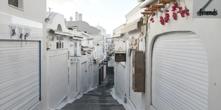 I boshatisur si asnjëherë më parë, Santorini “braktiset” prej frikës nga tërmetet
