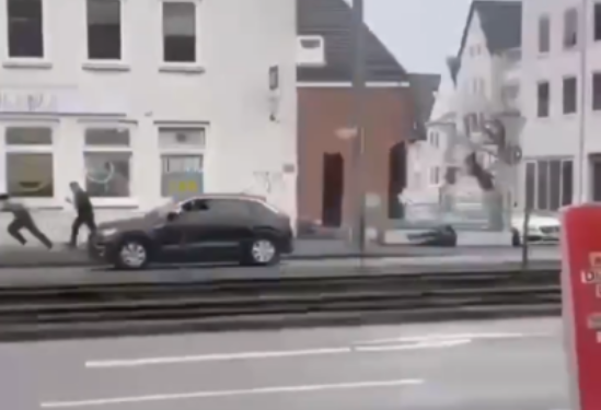 Të shtënat në Bielefeld, del video kur një nga të plagosurit rrëzohet në rrugës