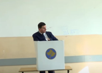 I shoqëruar nga bashkëshortja, voton Memli Krasniqi