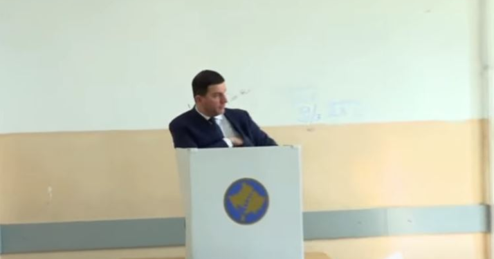 I shoqëruar nga bashkëshortja, voton Memli Krasniqi