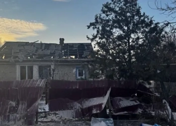 12 të vrarë në sulmet në Ukrainë ndërsa Shtëpia e Bardhë i kërkon Zelenskyt të arrijë marrëveshje për mineralet