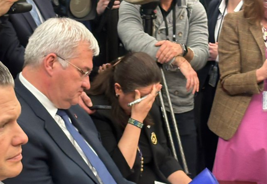 Takimi i tensionuar mes Trump- Zelensky e Vance: Momenti kur ambasadorja ukrainase kap kokën