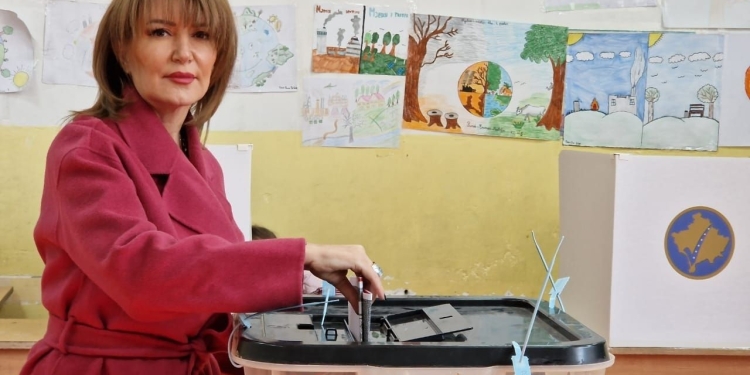 Voton edhe ish-presidentja e Kosovës Atifete Jahjaga