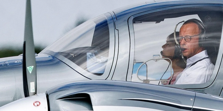 Avokat, biznesmen me pronësi dy avionë privatë- Profili i fituesit të zgjedhjeve në Gjermani