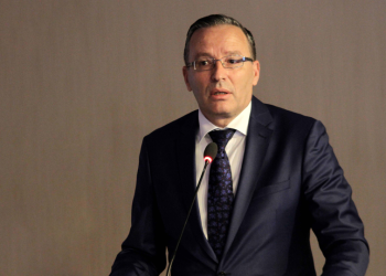 Hamza, mësimdhënësve: Ishit aty kur shtëpitë u bënë shkolla e librat ruheshin si thesarë