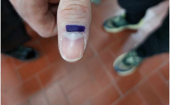 Kështu duket gishti i një votuesi sot në Kosovë, identifikimi bëhet me marker