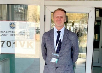 Ambasadori i BE-së viziton një qendër votimi: Populli i Kosovës duhet të shpreh lirisht votën e tij