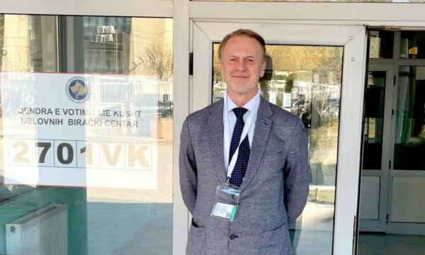 Ambasadori i BE-së viziton një qendër votimi: Populli i Kosovës duhet të shpreh lirisht votën e tij