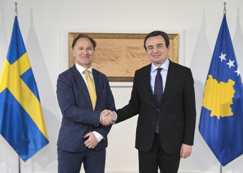 Numërimi i votave dhe krijimi i institucioneve, Kurti takon ambasadorin suedez