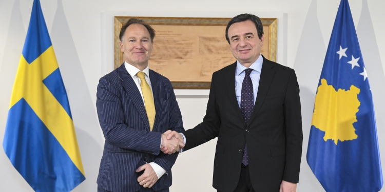 Numërimi i votave dhe krijimi i institucioneve, Kurti takon ambasadorin suedez