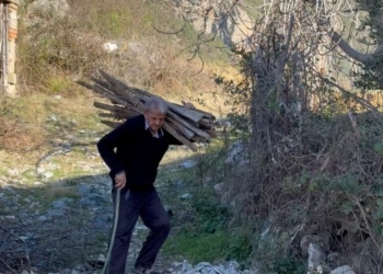 Fshati Mirakë në Shqipëri vetëm me 20 të moshuar: Do na gjejnë fëmijët të vdekur