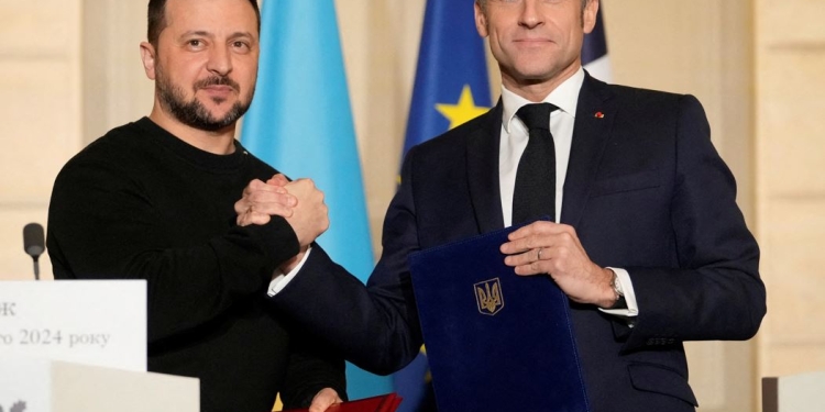 Macroni i del në mbrojtje Zelenskyt