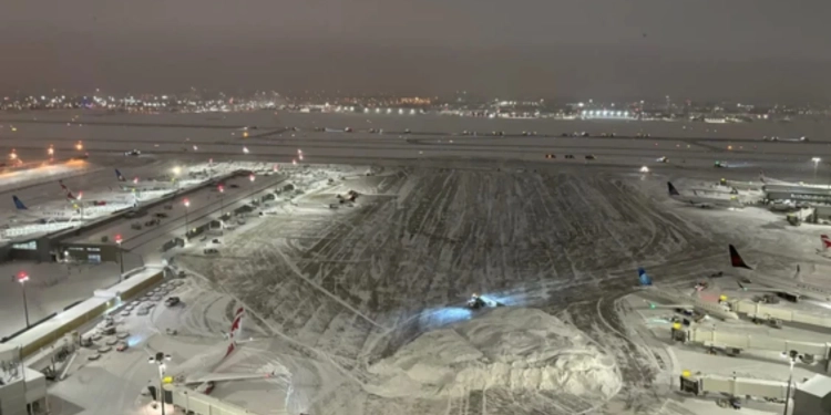 Avioni kthehet përmbys gjatë uljes në Toronto, 8 të plagosur nga incidenti