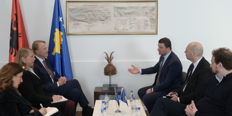 Shefi i BE-së në Kosovë deklarohet pas takimit me krerë të partive: Qeveria e re duhet të …