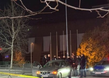 Serbi tenton ta kalojë me veturë urën mbi lumin Ibër në Mitrovicë, intervenon Policia