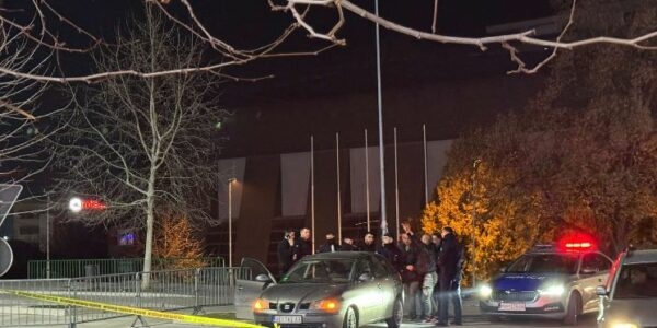 Serbi tenton ta kalojë me veturë urën mbi lumin Ibër në Mitrovicë, intervenon Policia