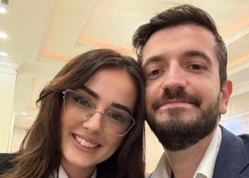 Egzon Gashi uron të fejuarën e tij, Sala Jashari, për zgjedhjen si deputete