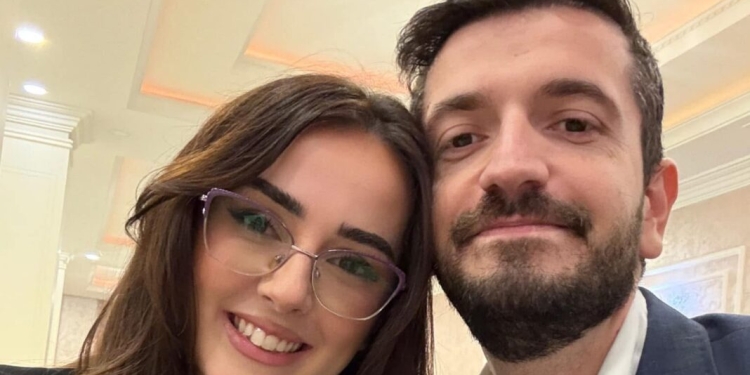 Egzon Gashi uron të fejuarën e tij, Sala Jashari, për zgjedhjen si deputete