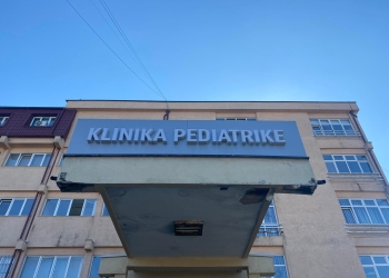 Klinika e Pediatrisë së vjetër në QKUK tash e 24 orë pa rrymë, ankohen prindërit – flasin nga QKUK