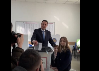 Voton Lumir Abdixhiku, hedh votën në kutinë e votimit bashkë me dy vajzat