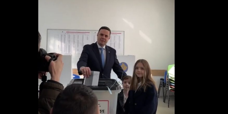 Voton Lumir Abdixhiku, hedh votën në kutinë e votimit bashkë me dy vajzat