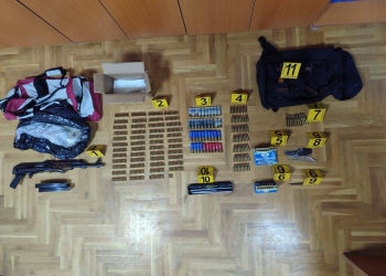 Policia gjen armë dhe afro 700 fishekë në një kotec në veri