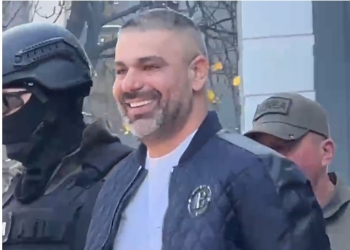 I buzëqeshur para kamerave, Momenti kur Safet Bajri mbërrin në Drejtorinë e Policisë së Tiranës