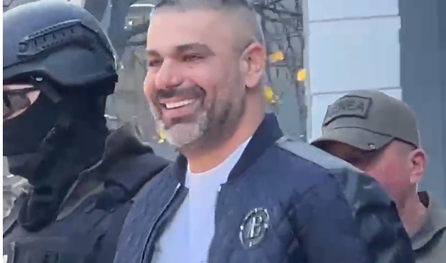 I buzëqeshur para kamerave, Momenti kur Safet Bajri mbërrin në Drejtorinë e Policisë së Tiranës