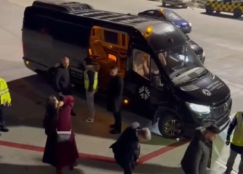 Ajola Xoxa mbërrin nga Roma në Shqipëri, ndalohet sapo zbret në Rinas