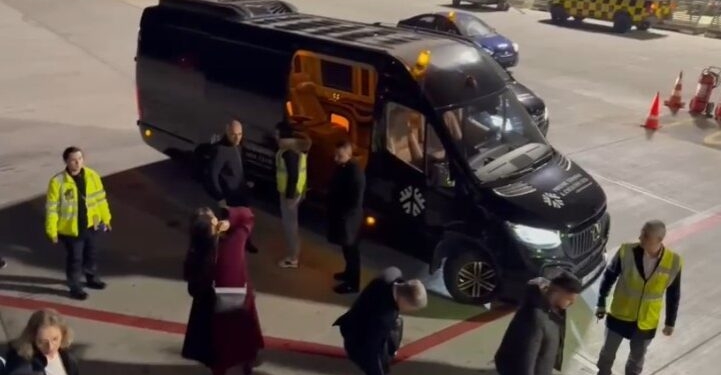 Ajola Xoxa mbërrin nga Roma në Shqipëri, ndalohet sapo zbret në Rinas