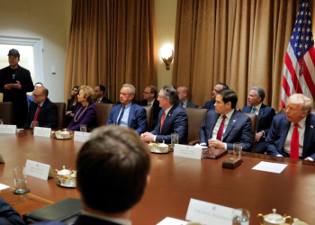 Trump urdhëron shkurtime masive të punonjësve të qeverisë federale