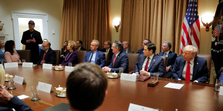 Trump urdhëron shkurtime masive të punonjësve të qeverisë federale