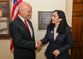 Osmani takohet me kongresistin Self, flasin për sfidat e sigurisë në Kosovë e rajon