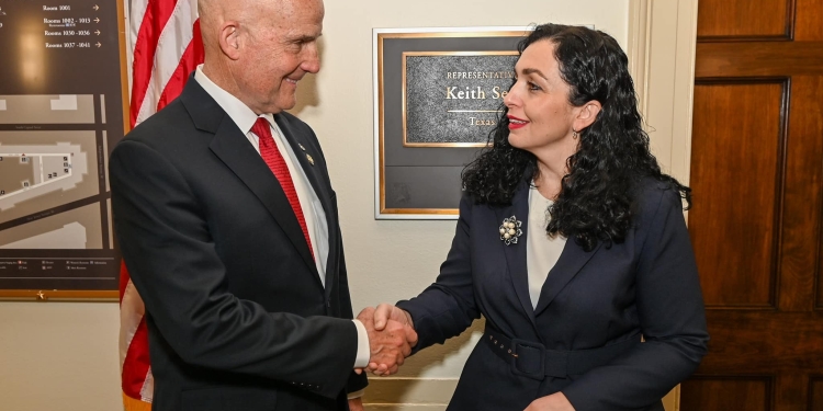 Osmani takohet me kongresistin Self, flasin për sfidat e sigurisë në Kosovë e rajon