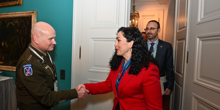 Osmani takon gjeneralin Cavoli: Riafirmova përkushtimin e Kosovës për bashkëpunim me aleancën