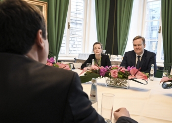 “Nënshkrim të marrëveshjes, tërheqja e letrës e dorëzimi i Radoiçiqit”, Kurti me kërkesat e vjetra në takimin e parë me emisarin e ri