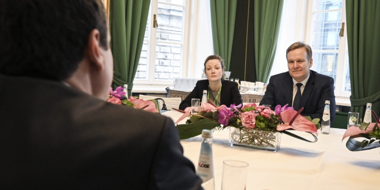 “Nënshkrim të marrëveshjes, tërheqja e letrës e dorëzimi i Radoiçiqit”, Kurti me kërkesat e vjetra në takimin e parë me emisarin e ri