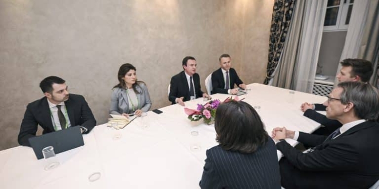 Kurti takon ministrin gjerman, diskutojnë për marrëdhëniet në fushën e sigurisë dhe mbrojtjes