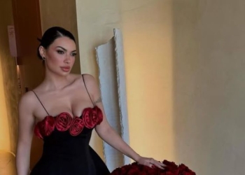 Zaimina Vasjari pozon nga vaska