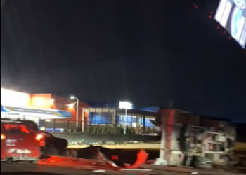 Tre të lënduar në aksidentin mes dy automjeteve dhe kamionetës në rrugën Prishtinë – Pejë