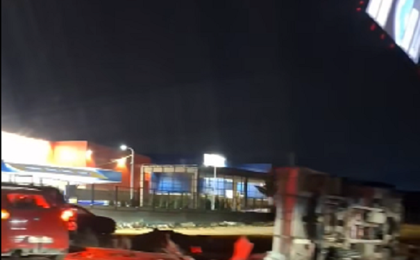 Tre të lënduar në aksidentin mes dy automjeteve dhe kamionetës në rrugën Prishtinë – Pejë