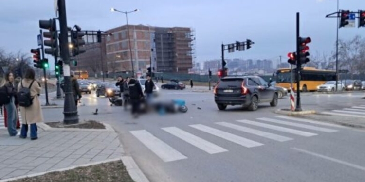 Dy motoçiklistë lëndohen në një aksident në Prishtinë