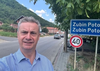 Ambasadori britanik viziton veriun, iu bën thirrje qytetarëve që të ushtrojnë të drejtën e votës