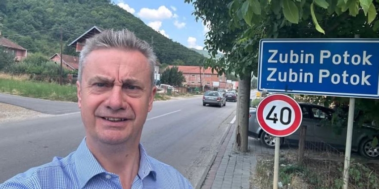 Ambasadori britanik viziton veriun, iu bën thirrje qytetarëve që të ushtrojnë të drejtën e votës