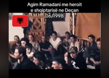 Publikohen pamjet e rralla të heroit Agim Ramadani duke ia thënë këngës