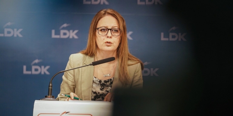 Hykmete Bajrami bën postimin e parë pas zgjedhjeve, i reagon Kurtit: Pavarësisht rezultatit, do të vazhdoj të demaskoj propagandën