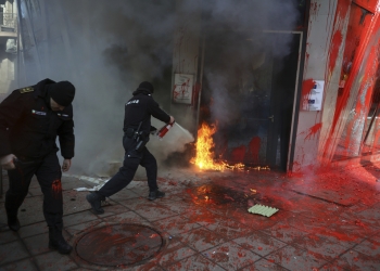 Protestuesit bullgarë anti-euro hedhin molotov në zyrën e BE-së në Sofje, reagon Von der Leyen