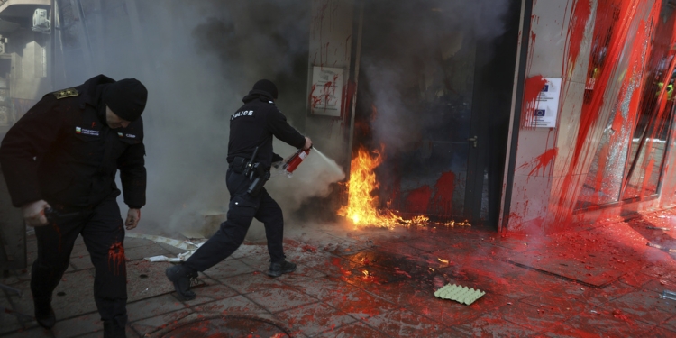 Protestuesit bullgarë anti-euro hedhin molotov në zyrën e BE-së në Sofje, reagon Von der Leyen